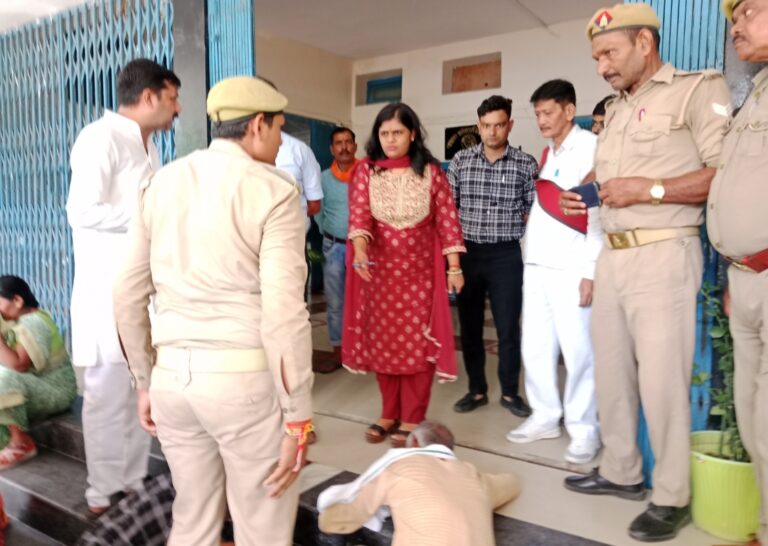 इंसाफ के लिए कलेक्ट्रेट पहुंचे परिजन, बूढ़े पिता ने सीढ़ी में टेका माथा हत्यारोपियों पर बुलडोजर कार्रवाई की मांग
