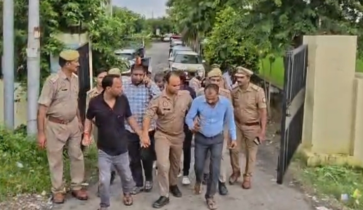 एआरटीओ दफ्तर में छापा, नंगे पांव भागे दलाल, 11 हिरासत में