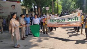 डीएम-एसपी ने दिखाई हरी झंडी, स्वच्छता रैली से दिया जागरूकता का संदेश