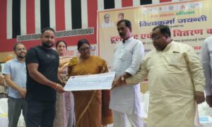 विश्वकर्मा जयंती पर कारीगरों को मिली टूल किट, लाभार्थियों को बांटे चेक