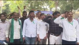 किसानों ने मांगों को लेकर डीएम को सौंपा ज्ञापन, मांगें पूरी न होने पर आंदोलन की चेतावनी