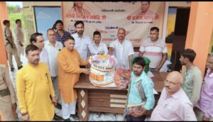 बाढ़ प्रभावित ग्रामीणों को वितरित की गईं 646 राहत किट
