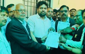 सडीएम न्यायिक के खिलाफ अधिवक्ताओं का प्रदर्शन जारी, तहसीलदार को सौंपा ज्ञापन