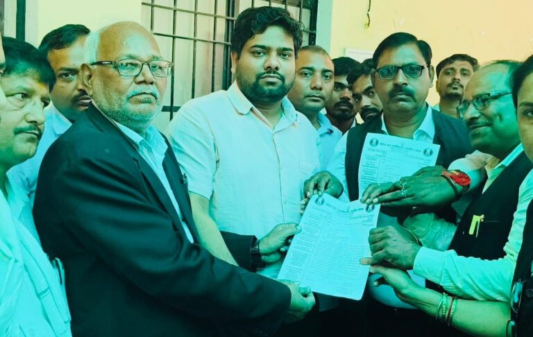 सडीएम न्यायिक के खिलाफ अधिवक्ताओं का प्रदर्शन जारी, तहसीलदार को सौंपा ज्ञापन
