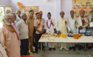 वृद्ध दिवस पर वयोवृद्ध पेंशनरों को पूर्व न्याय मंत्री ने अंग वस्त्र दे किया सम्मानित