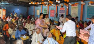 वृद्धजन आवास पहुंच जिलाधिकारी ने बांटी खुशियां