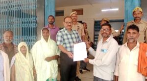 आबादी से सटे अंत्येष्टि स्थल के निर्माण का ग्रामीणों ने किया विरोध