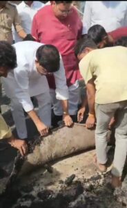 हाथ से उखड़ी सड़क की परत, निर्माण की गुणवत्ता पर उठे सवाल