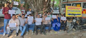 धरने से कार्य बहिष्कार तक पहुंचा एनएचएम कर्मियों का आंदोलन, लखनऊ कूच की चेतावनी