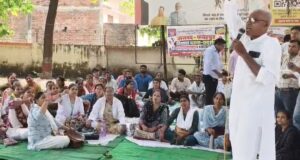 एनएचएम संविदा कर्मचारियों ने प्रमुख मांगों को लेकर सीएमओ कार्यालय में दिया धरना